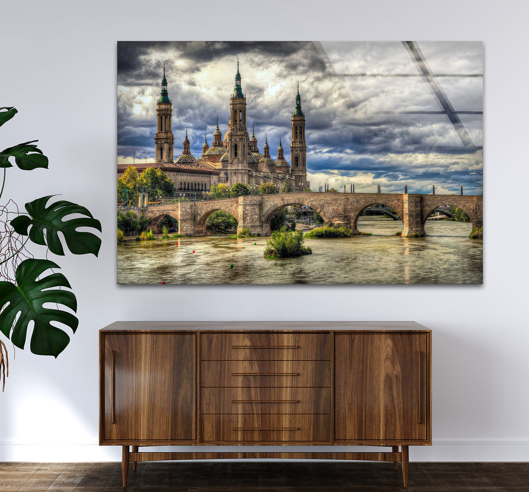 Glaswandkunst mit Skyline von Zaragoza – Basilica del Pilar und Steinbrücke