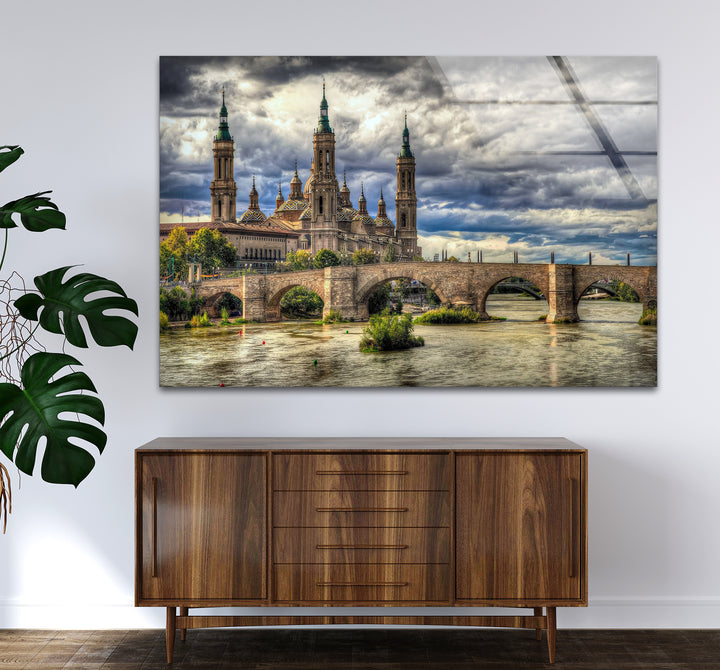 Glaswandkunst mit Skyline von Zaragoza – Basilica del Pilar und Steinbrücke