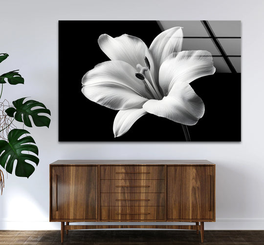 Geometric panes reflected in this black and white lily flower glass wall art create an interesting contrast, highlighting the best glass art.