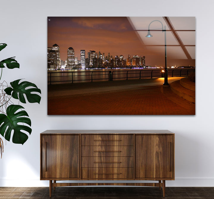 New York City Glaswandkunst – Skyline bei Nacht vom Hafen aus