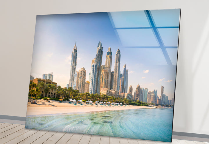Glaswandkunst mit Skyline von Dubai – Blick auf die Stadt am Strand