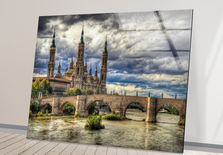 Glaswandkunst mit Skyline von Zaragoza – Basilica del Pilar und Steinbrücke