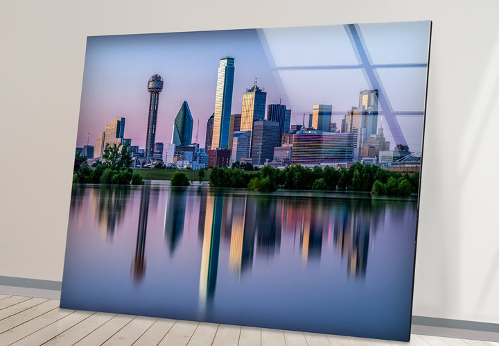 Glaswandkunst mit Skyline von Dallas – Stadtreflexionen auf dem Wasser
