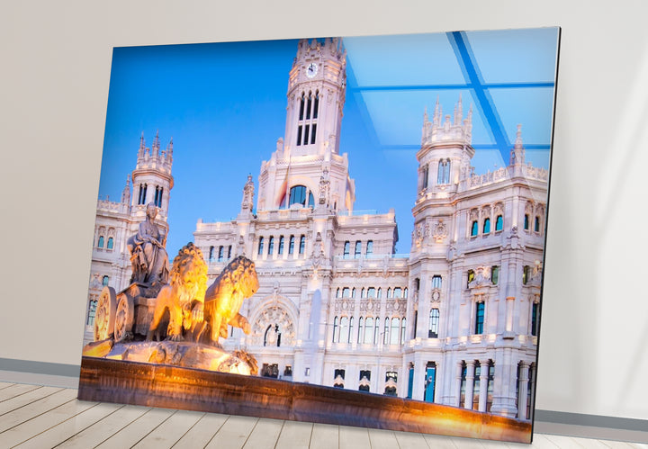 Madrider Glaswandkunst – Cibeles-Brunnen und Rathaus in der Dämmerung
