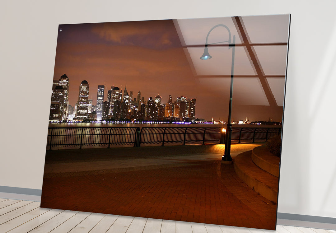 New York City Glaswandkunst – Skyline bei Nacht vom Hafen aus