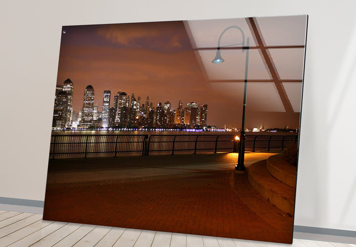 New York City Glaswandkunst – Skyline bei Nacht vom Hafen aus