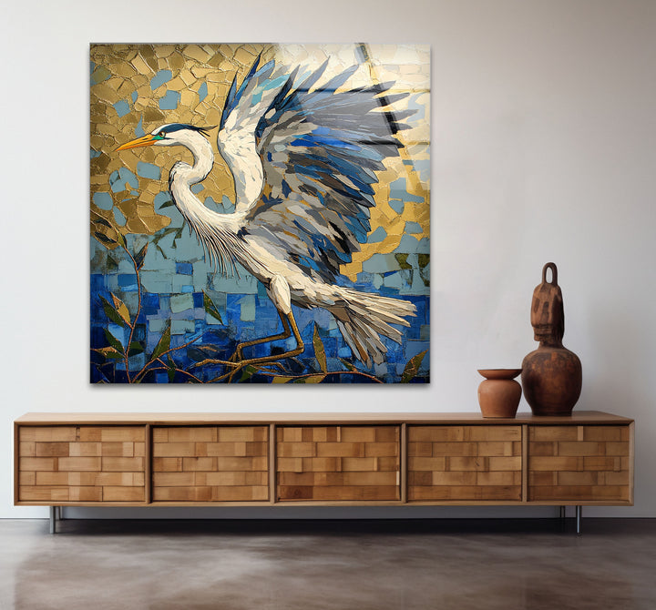 Flügel aus Gold – Mosaikreiher im Flug, Glaswandkunst
