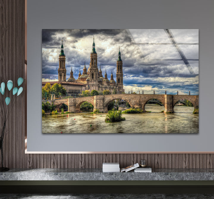 Glaswandkunst mit Skyline von Zaragoza – Basilica del Pilar und Steinbrücke