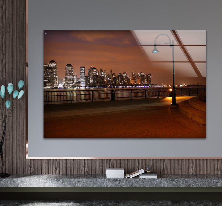 New York City Glaswandkunst – Skyline bei Nacht vom Hafen aus