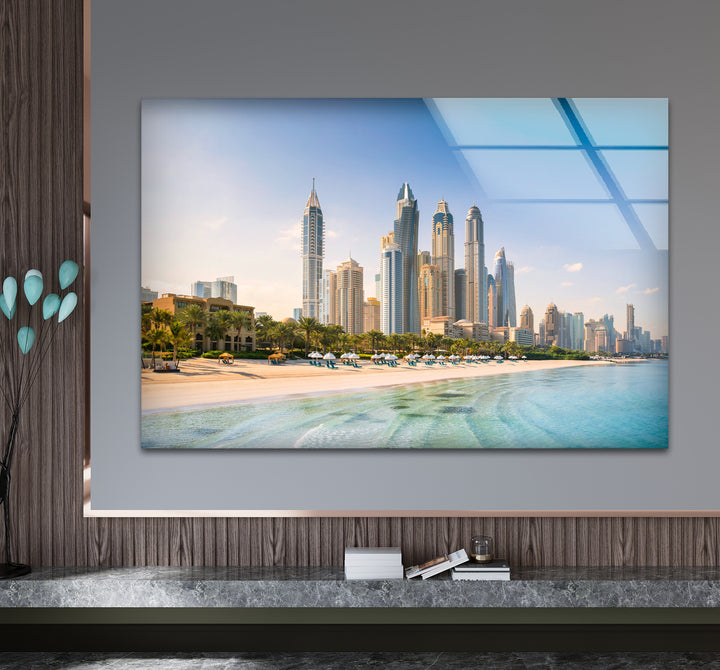 Glaswandkunst mit Skyline von Dubai – Blick auf die Stadt am Strand