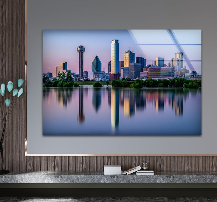 Glaswandkunst mit Skyline von Dallas – Stadtreflexionen auf dem Wasser