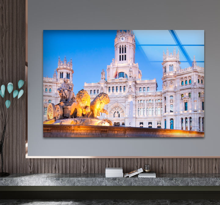 Madrider Glaswandkunst – Cibeles-Brunnen und Rathaus in der Dämmerung