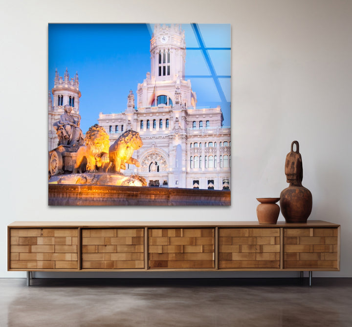 Madrider Glaswandkunst – Cibeles-Brunnen und Rathaus in der Dämmerung