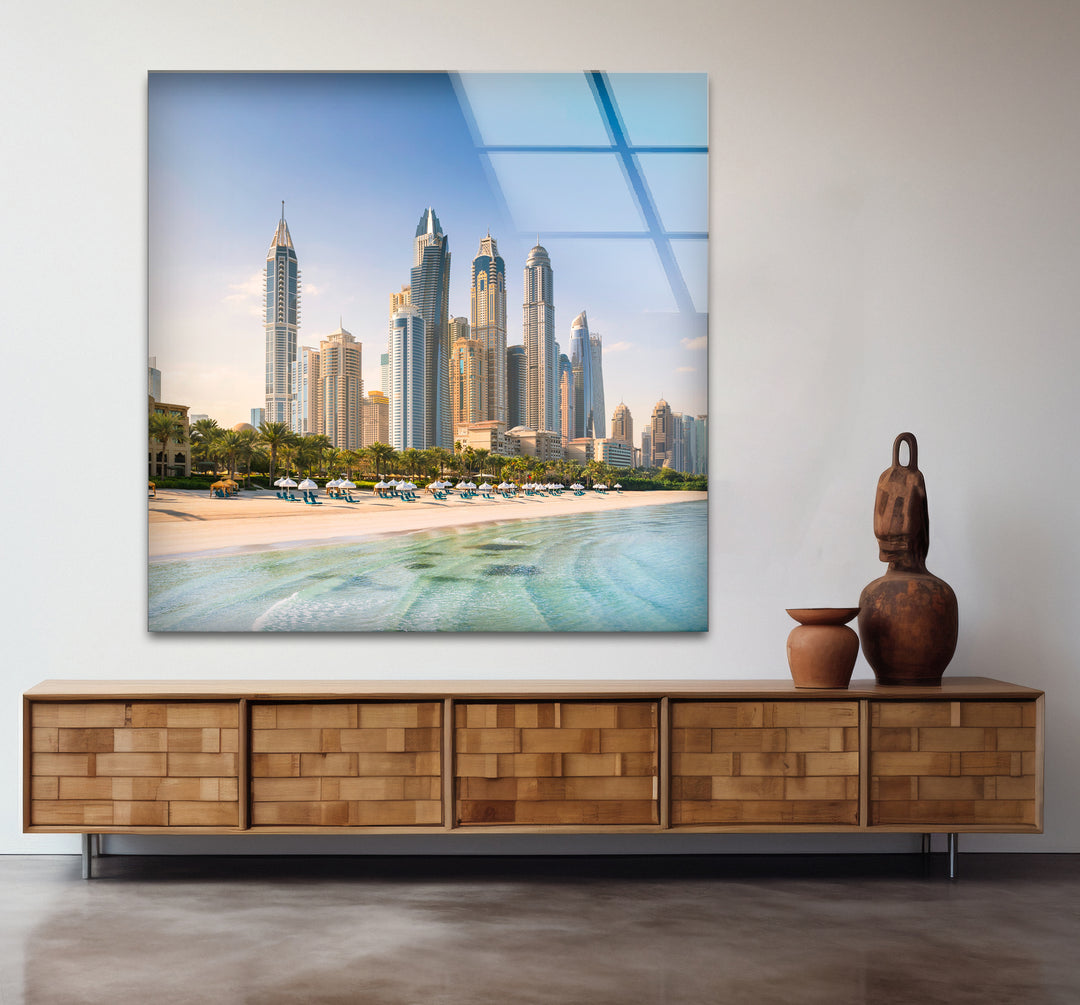 Glaswandkunst mit Skyline von Dubai – Blick auf die Stadt am Strand