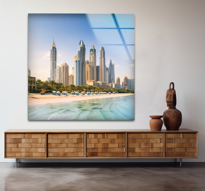 Glaswandkunst mit Skyline von Dubai – Blick auf die Stadt am Strand