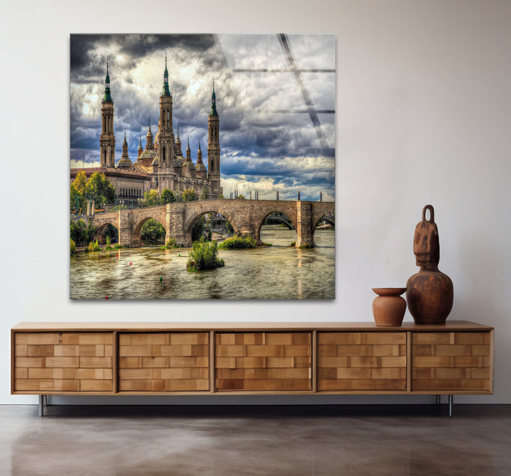 Glaswandkunst mit Skyline von Zaragoza – Basilica del Pilar und Steinbrücke