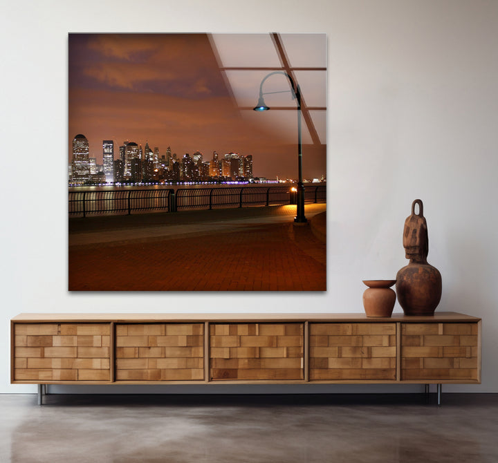 New York City Glaswandkunst – Skyline bei Nacht vom Hafen aus