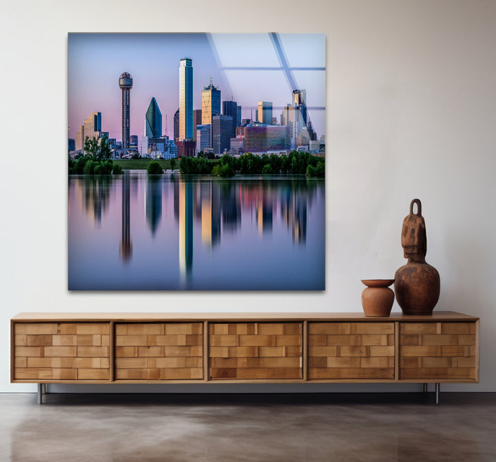 Glaswandkunst mit Skyline von Dallas – Stadtreflexionen auf dem Wasser