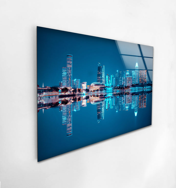 Glaswandkunst mit der Skyline von Singapur – Ikonische Marina Bay Sands und Stadtspiegelungen bei Nacht