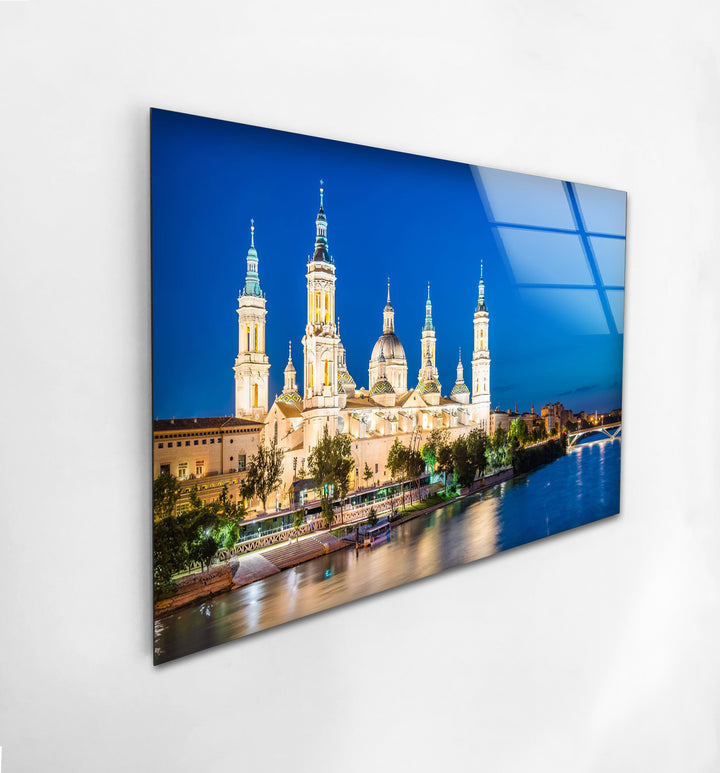 Glaswandkunst der Basilica del Pilar – Atemberaubender Nachtblick auf Saragossas Wahrzeichen
