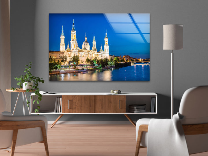 Glaswandkunst der Basilica del Pilar – Atemberaubender Nachtblick auf Saragossas Wahrzeichen