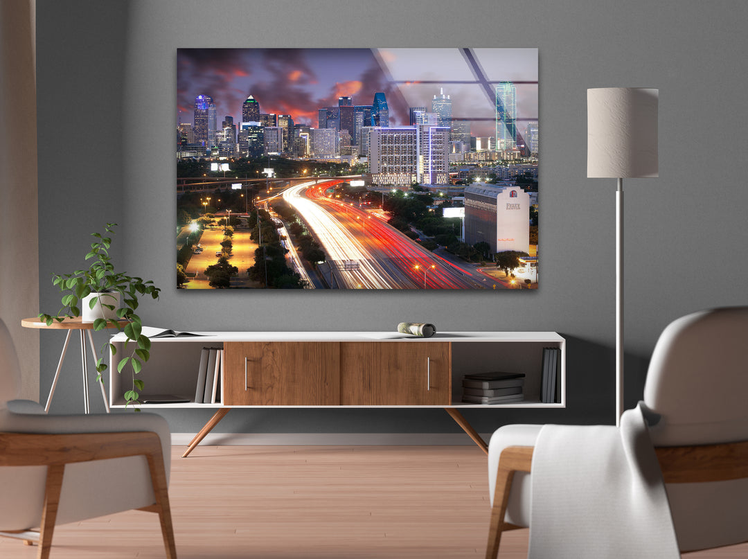 Glaswandkunst mit Skyline von Dallas – Atemberaubender Blick auf die Innenstadt in der Abenddämmerung