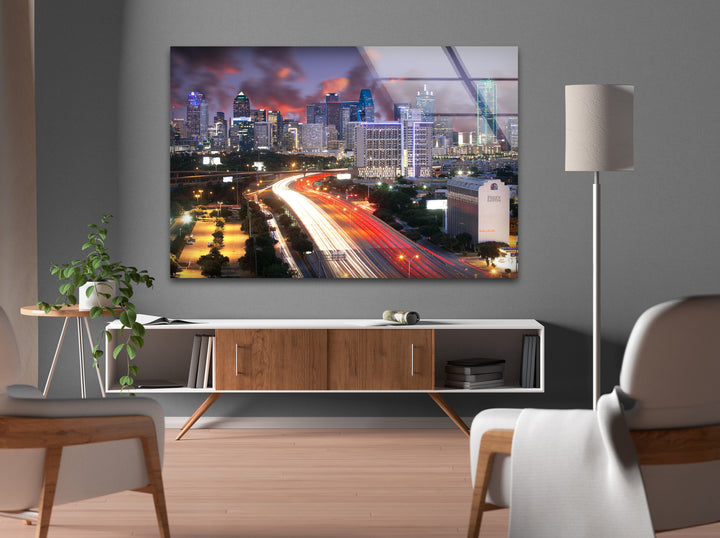 Glaswandkunst mit Skyline von Dallas – Atemberaubender Blick auf die Innenstadt in der Abenddämmerung