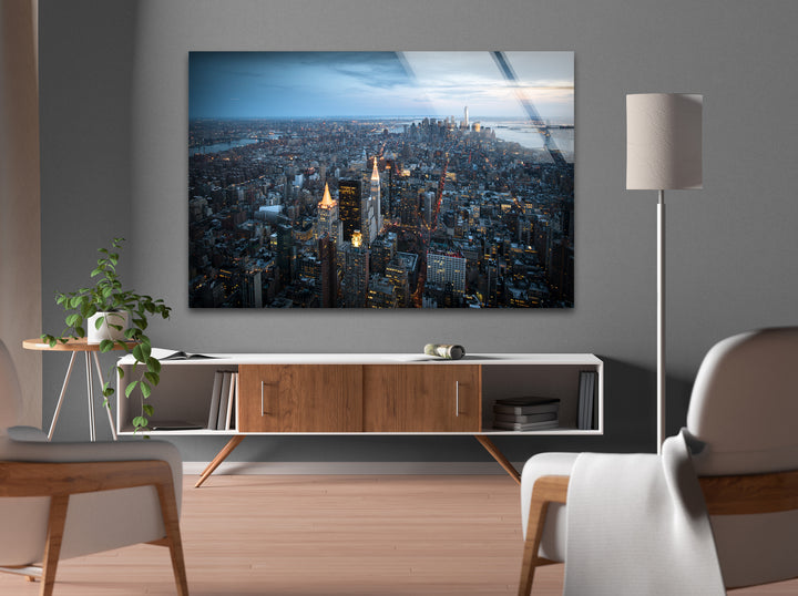 Glaswandkunst mit der Skyline von New York City – Atemberaubende Luftaufnahme von Manhattan in der Dämmerung