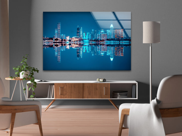 Glaswandkunst mit der Skyline von Singapur – Ikonische Marina Bay Sands und Stadtspiegelungen bei Nacht