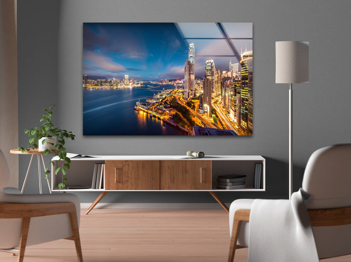 Glaswandkunst mit Skyline von Hongkong – Beleuchtete Stadtlandschaft bei Nacht