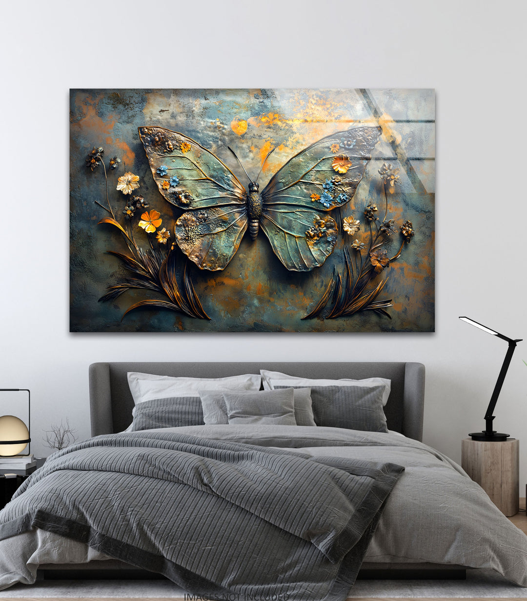Blühende Flügel – Metallischer Schmetterling mit floralen Akzenten, Glaswandkunst
