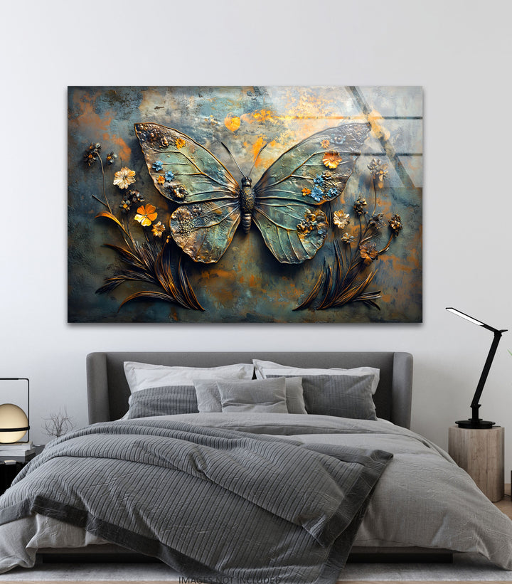 Blühende Flügel – Metallischer Schmetterling mit floralen Akzenten, Glaswandkunst