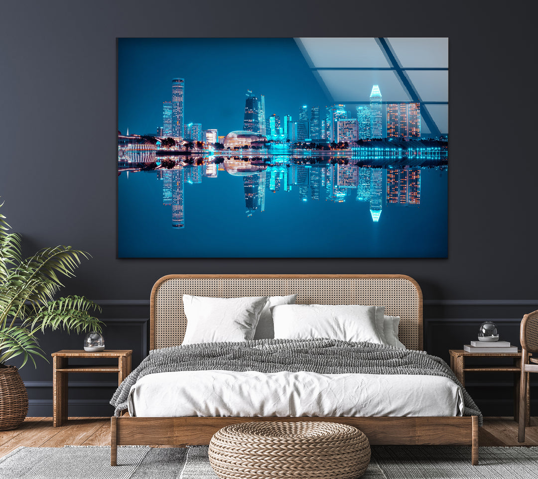 Glaswandkunst mit der Skyline von Singapur – Ikonische Marina Bay Sands und Stadtspiegelungen bei Nacht