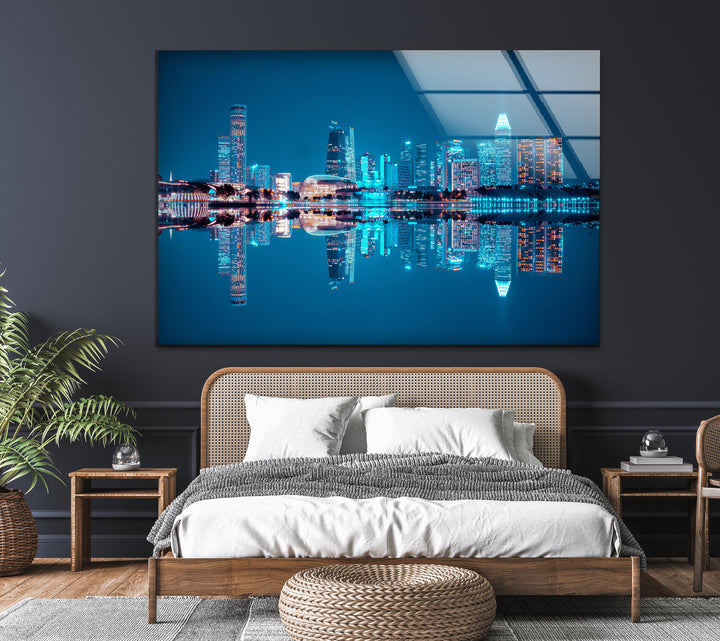 Glaswandkunst mit der Skyline von Singapur – Ikonische Marina Bay Sands und Stadtspiegelungen bei Nacht