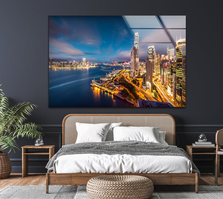 Glaswandkunst mit Skyline von Hongkong – Beleuchtete Stadtlandschaft bei Nacht