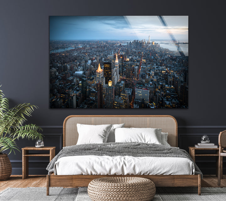 Glaswandkunst mit der Skyline von New York City – Atemberaubende Luftaufnahme von Manhattan in der Dämmerung