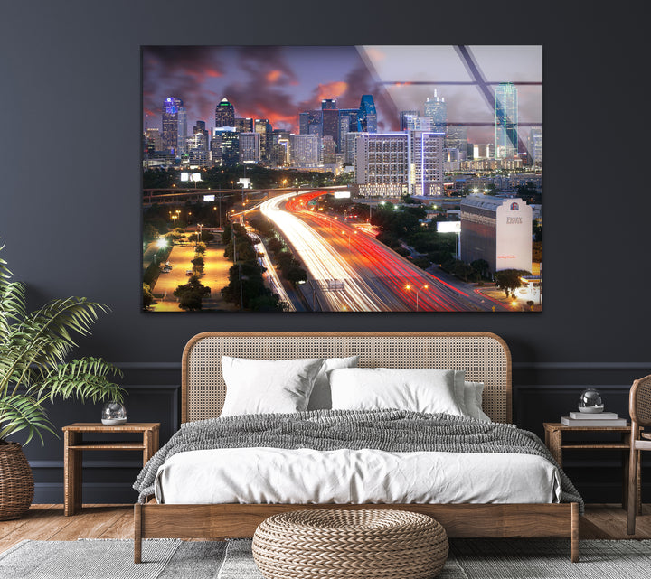 Glaswandkunst mit Skyline von Dallas – Atemberaubender Blick auf die Innenstadt in der Abenddämmerung