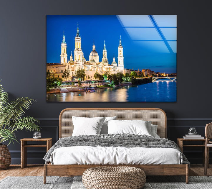 Glaswandkunst der Basilica del Pilar – Atemberaubender Nachtblick auf Saragossas Wahrzeichen