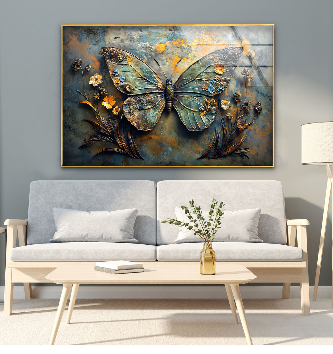 Blühende Flügel – Metallischer Schmetterling mit floralen Akzenten, Glaswandkunst