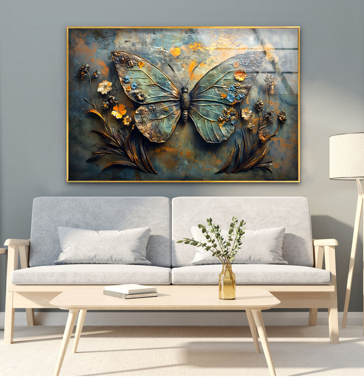 Blühende Flügel – Metallischer Schmetterling mit floralen Akzenten, Glaswandkunst