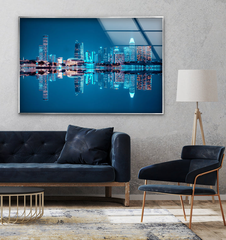 Glaswandkunst mit der Skyline von Singapur – Ikonische Marina Bay Sands und Stadtspiegelungen bei Nacht
