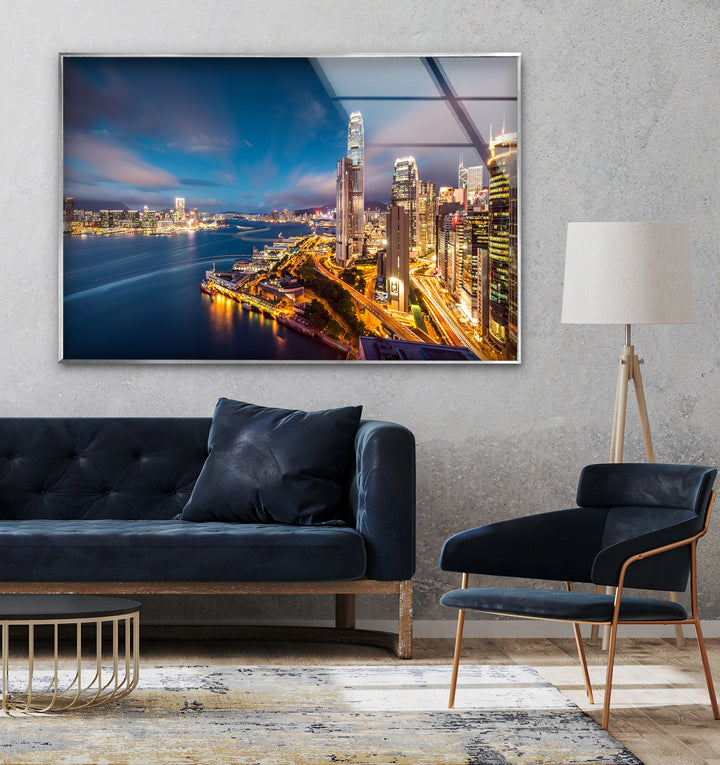 Glaswandkunst mit Skyline von Hongkong – Beleuchtete Stadtlandschaft bei Nacht