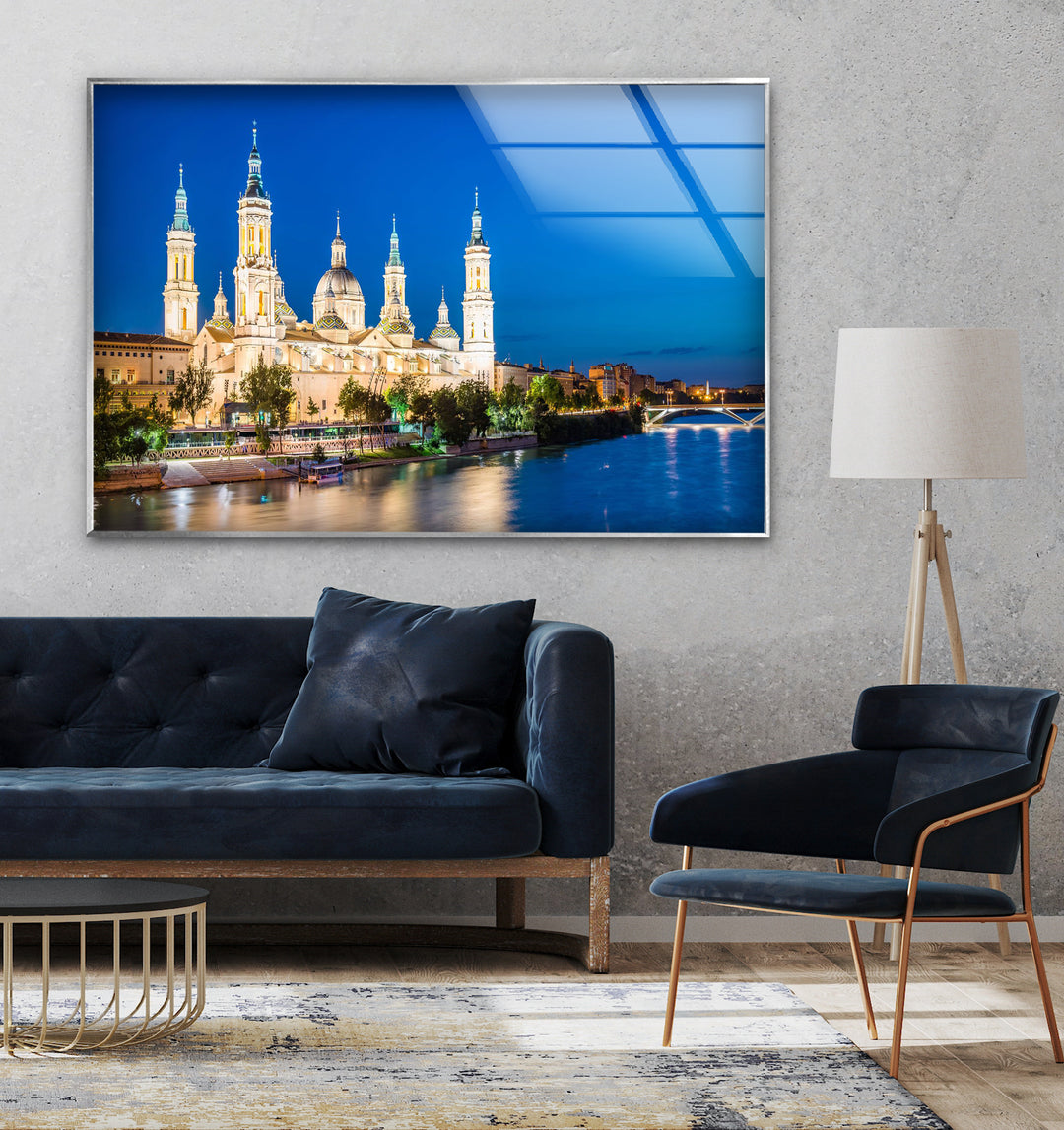 Glaswandkunst der Basilica del Pilar – Atemberaubender Nachtblick auf Saragossas Wahrzeichen