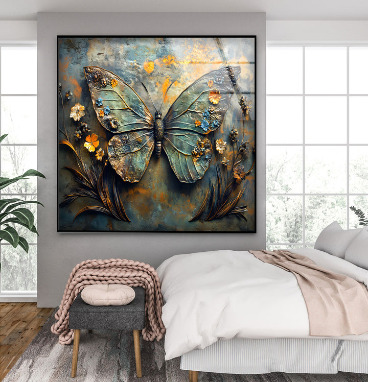 Blühende Flügel – Metallischer Schmetterling mit floralen Akzenten, Glaswandkunst