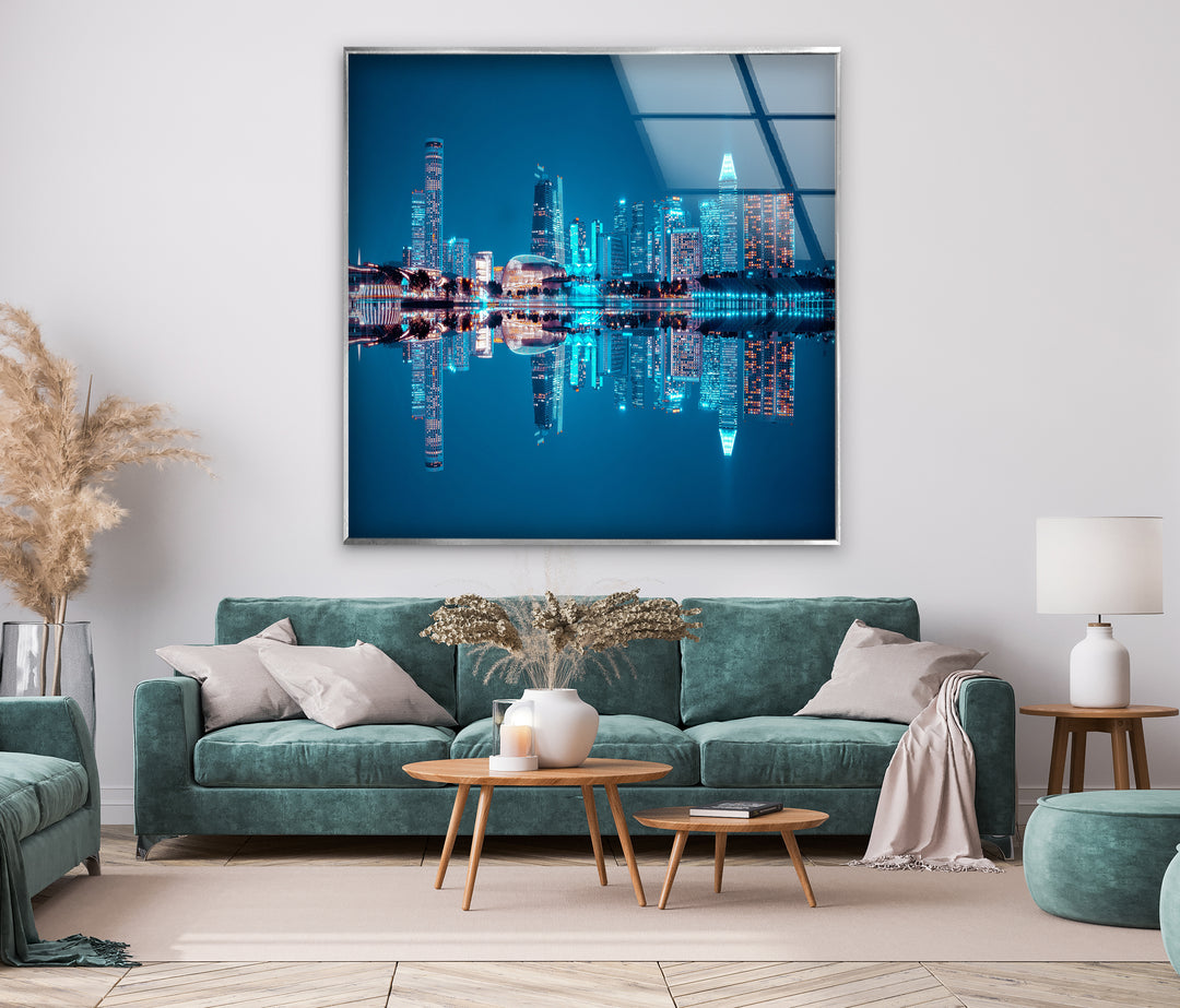 Glaswandkunst mit der Skyline von Singapur – Ikonische Marina Bay Sands und Stadtspiegelungen bei Nacht
