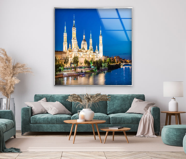 Glaswandkunst der Basilica del Pilar – Atemberaubender Nachtblick auf Saragossas Wahrzeichen