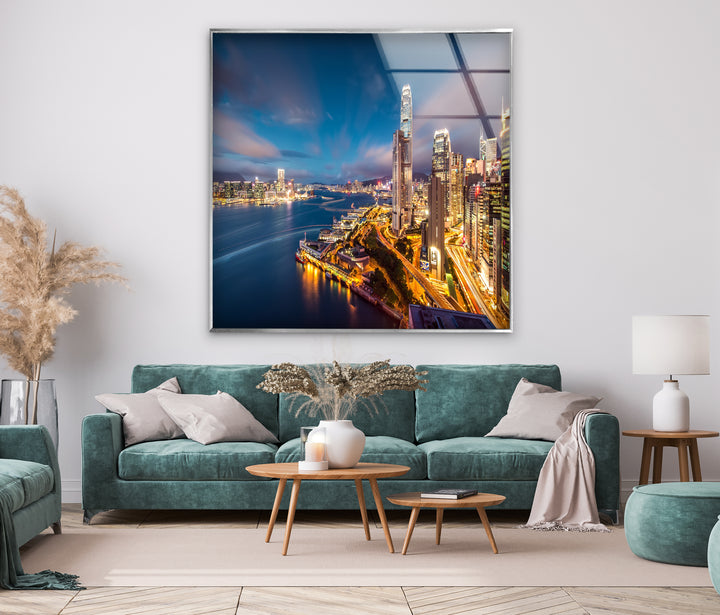 Glaswandkunst mit Skyline von Hongkong – Beleuchtete Stadtlandschaft bei Nacht