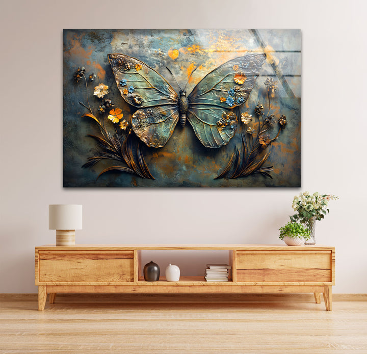 Blühende Flügel – Metallischer Schmetterling mit floralen Akzenten, Glaswandkunst