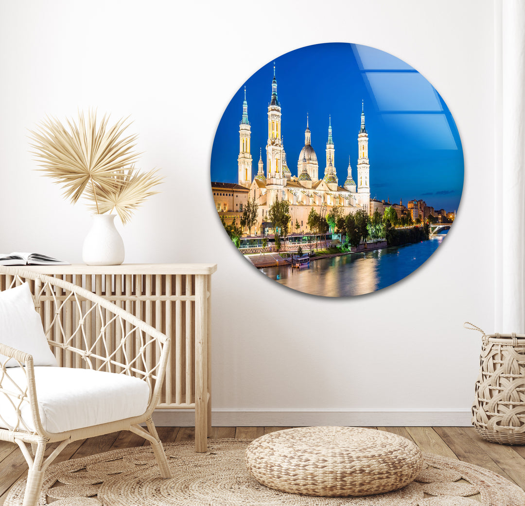 Glaswandkunst der Basilica del Pilar – Atemberaubender Nachtblick auf Saragossas Wahrzeichen