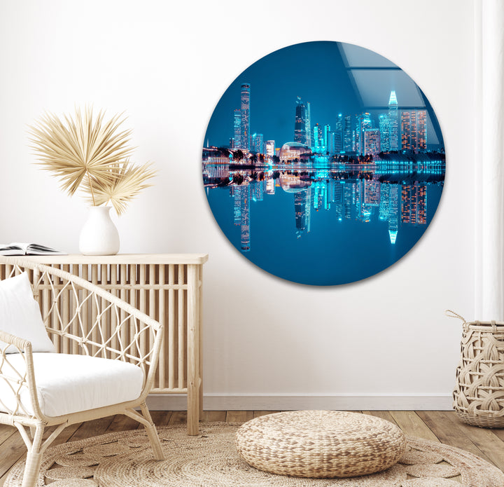 Glaswandkunst mit der Skyline von Singapur – Ikonische Marina Bay Sands und Stadtspiegelungen bei Nacht